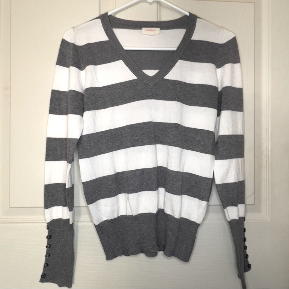 ‼️3/$10‼️Stripe white and grey sweater/ cardigan size Large. Like new.